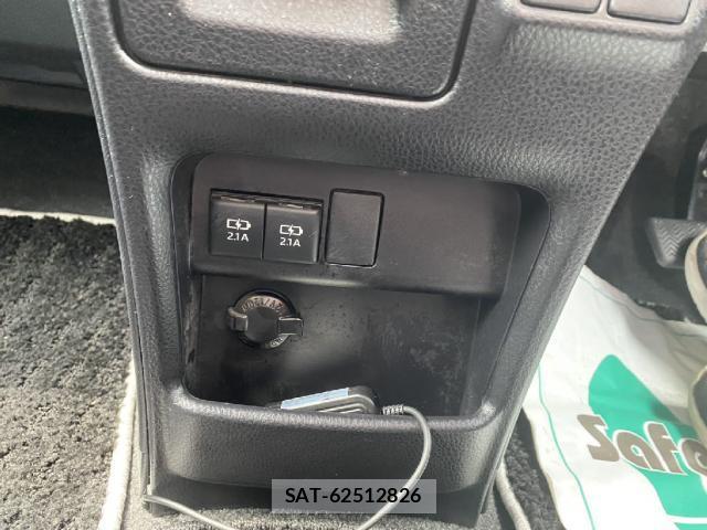 Toyota VOXY 2019-07 8866121-12