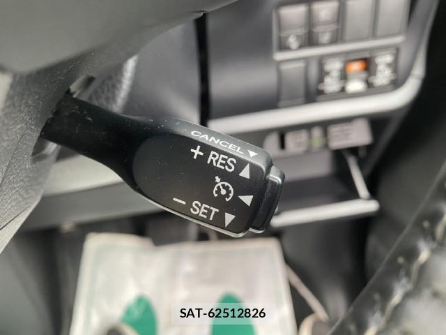 Toyota VOXY 2019-07 8866121-16