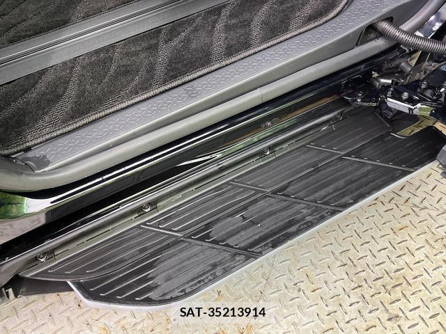 Toyota VOXY 2024-04 8866492-3