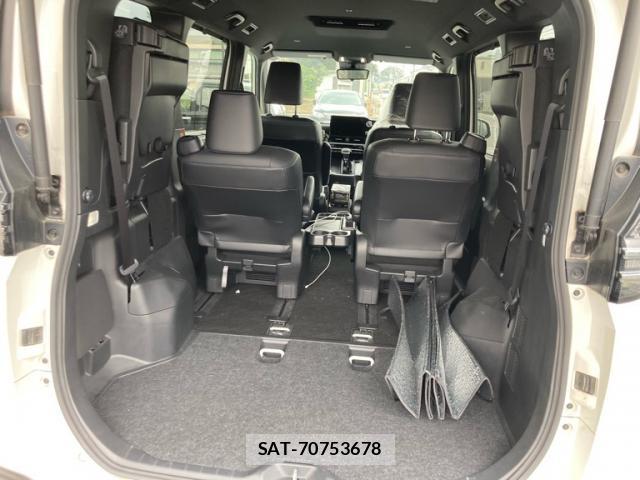 Toyota VOXY 2023-05 8866804-11