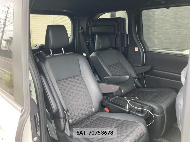 Toyota VOXY 2023-05 8866804-9