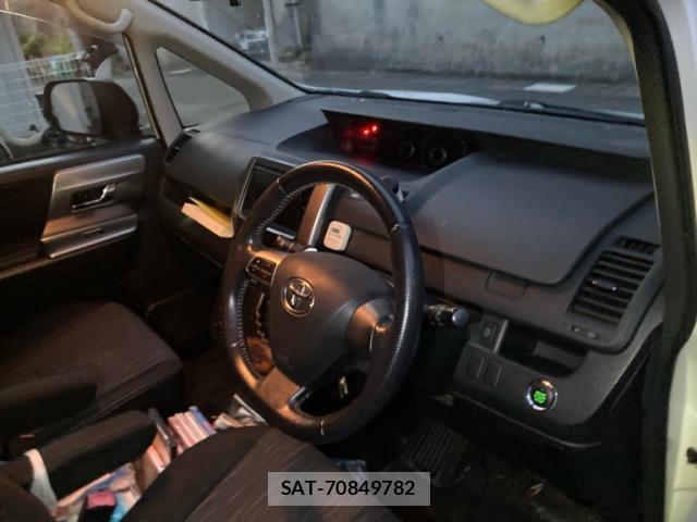 Toyota VOXY 2012-11 8867168-11