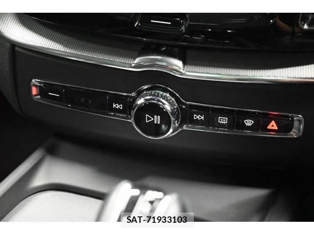 Volvo XC60 2018-04 8865728-8