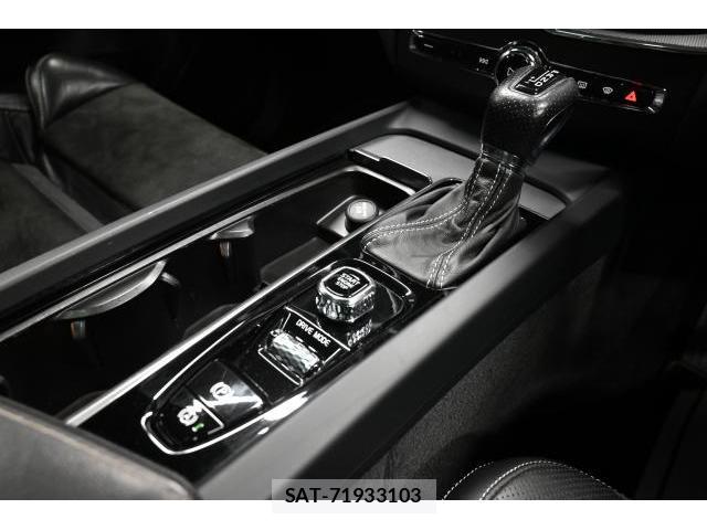 Volvo XC60 2018-04 8865728-9