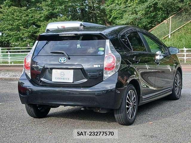Toyota AQUA 2012-06 8872622-3