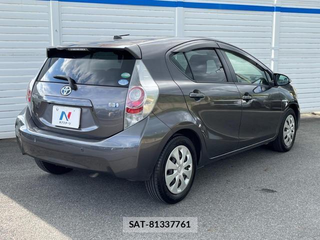 Toyota AQUA 2013-09 8872649-16