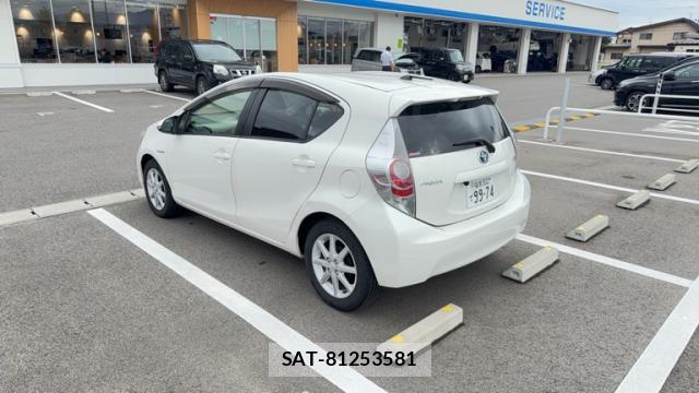 Toyota AQUA 2013-10 8872671-1