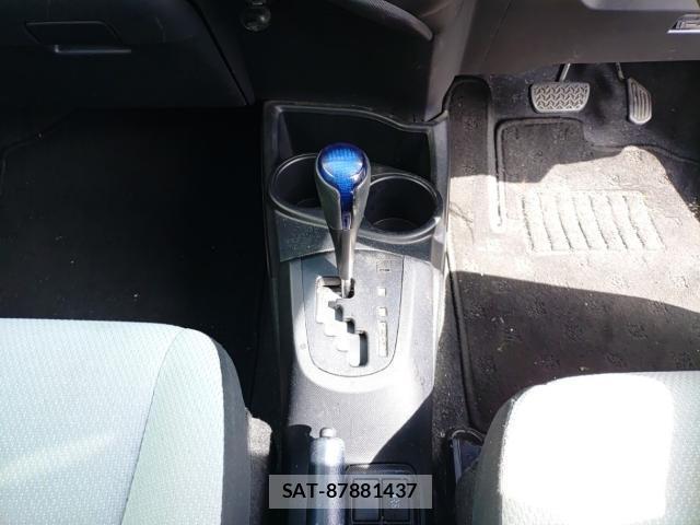 Toyota AQUA 2015-09 8872947-11