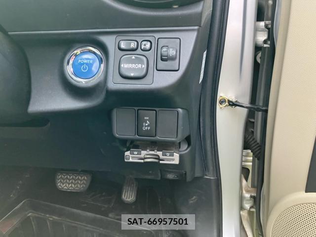 Toyota AQUA 2012-03 8873538-10