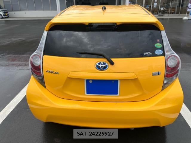 Toyota AQUA 2013-07 8873556-1