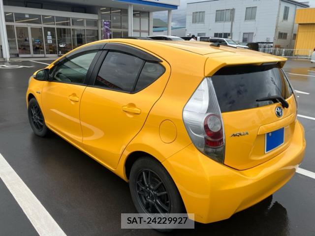 Toyota AQUA 2013-07 8873556-13