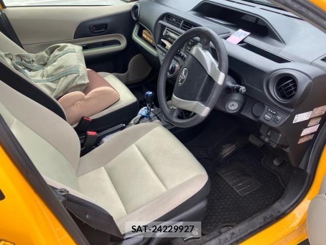 Toyota AQUA 2013-07 8873556-8