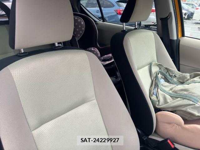 Toyota AQUA 2013-07 8873556-9