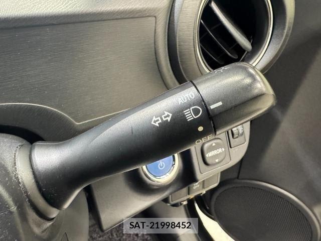 Toyota AQUA 2013-08 8873761-12