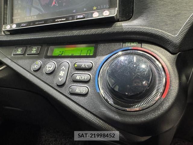 Toyota AQUA 2013-08 8873761-14
