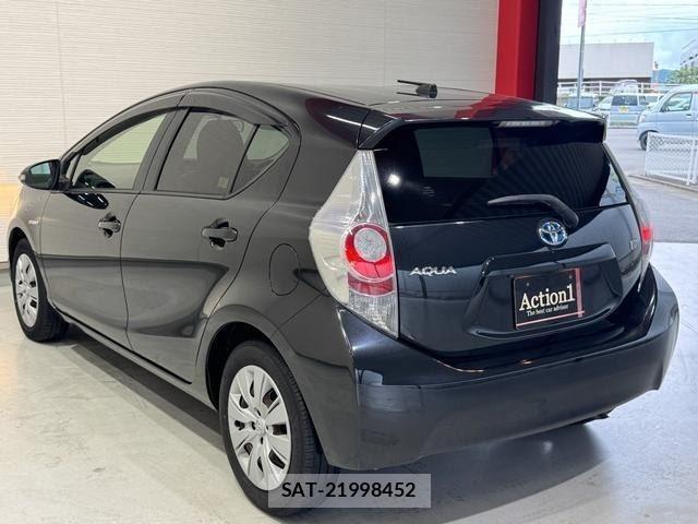 Toyota AQUA 2013-08 8873761-3