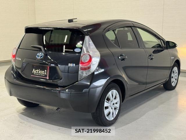 Toyota AQUA 2013-08 8873761-5