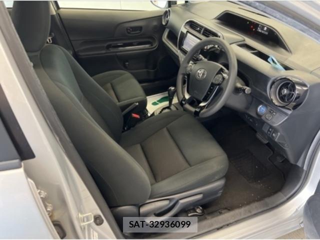 Toyota AQUA 2018-07 8874564-3