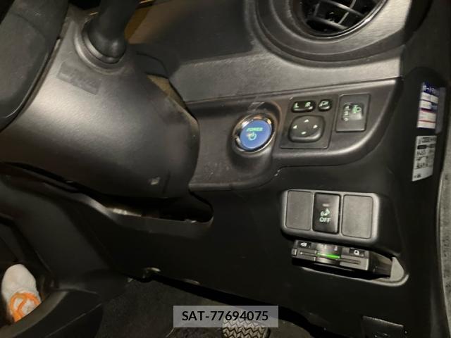 Toyota AQUA 2014-02 8874686-7