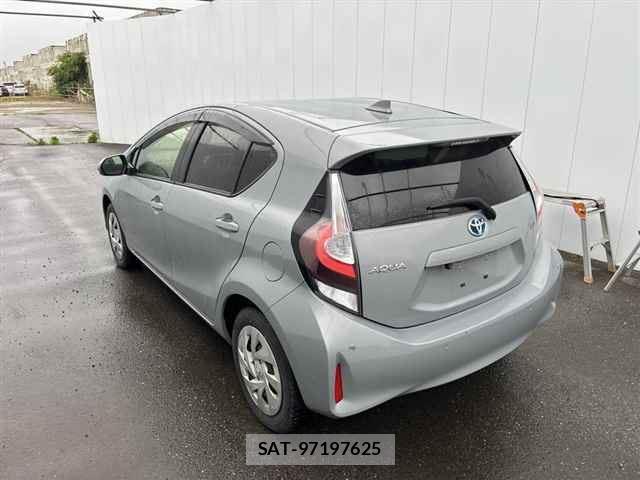 Toyota AQUA 2021-04 8874863-1
