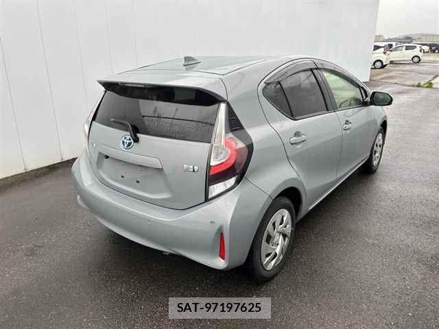 Toyota AQUA 2021-04 8874863-8