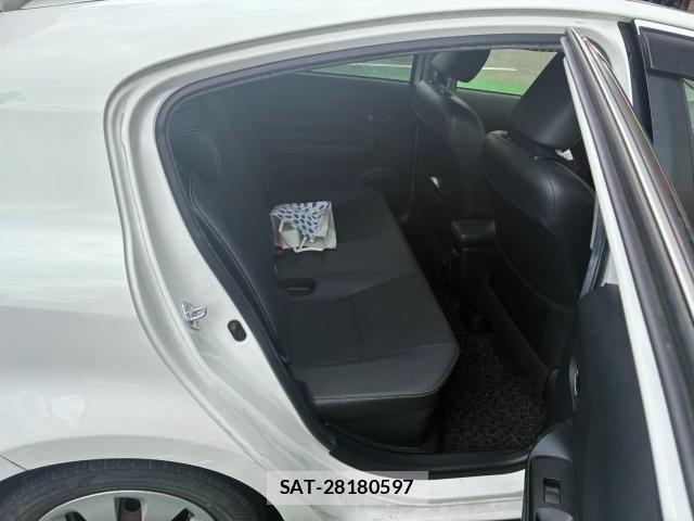 Toyota AQUA 2013-11 8875084-11