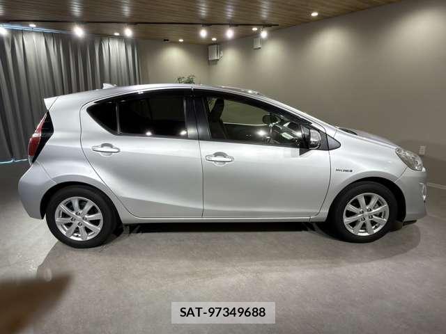 Toyota AQUA 2015-08 8875639-3