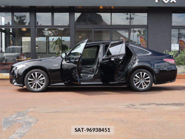 Toyota CROWN HYBRID 2019-04 8872548-3