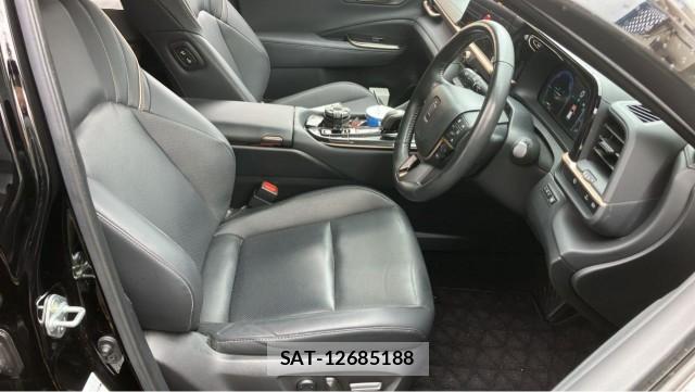 Toyota CROWN 2024-10 8874402-5