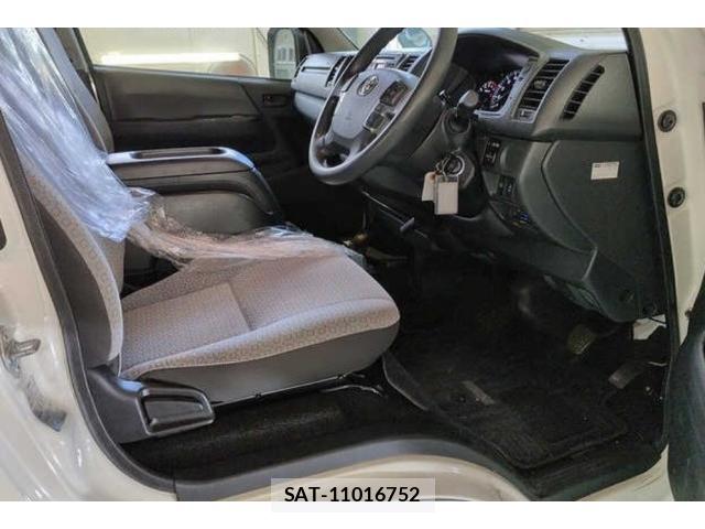 Toyota HIACE COMMUTER 2021-08 8872823-3