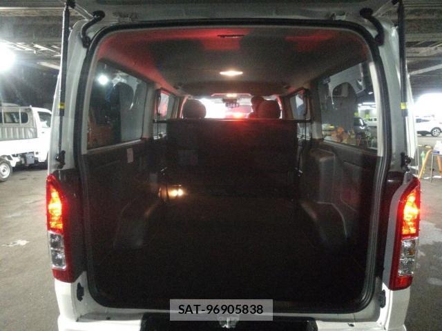 Toyota HIACE VAN 2024-04 8874824-3