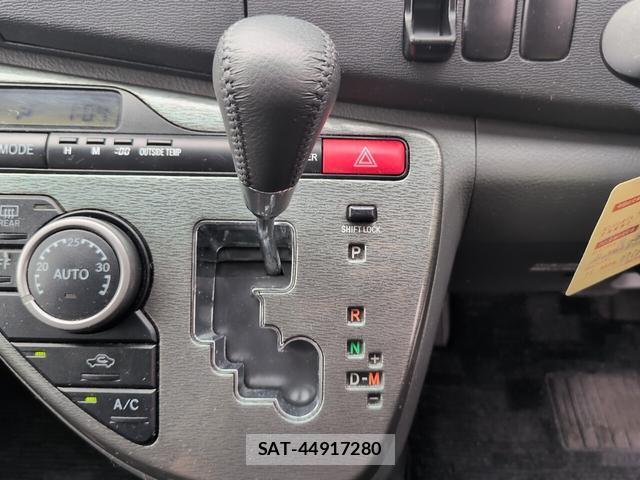 Toyota ISIS 2009-12 8872998-10