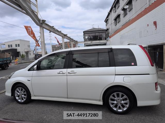 Toyota ISIS 2009-12 8872998-14
