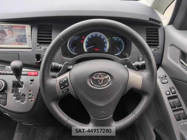 Toyota ISIS 2009-12 8872998-15
