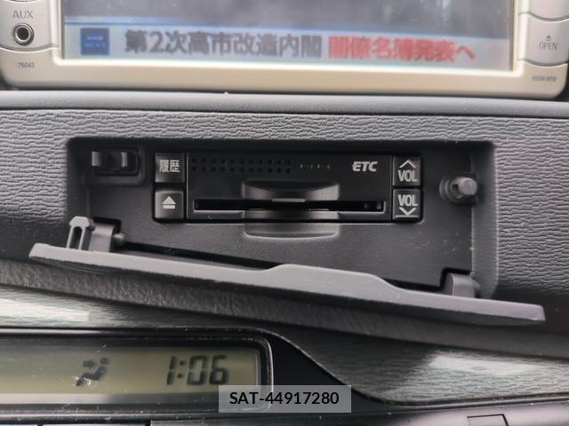 Toyota ISIS 2009-12 8872998-16