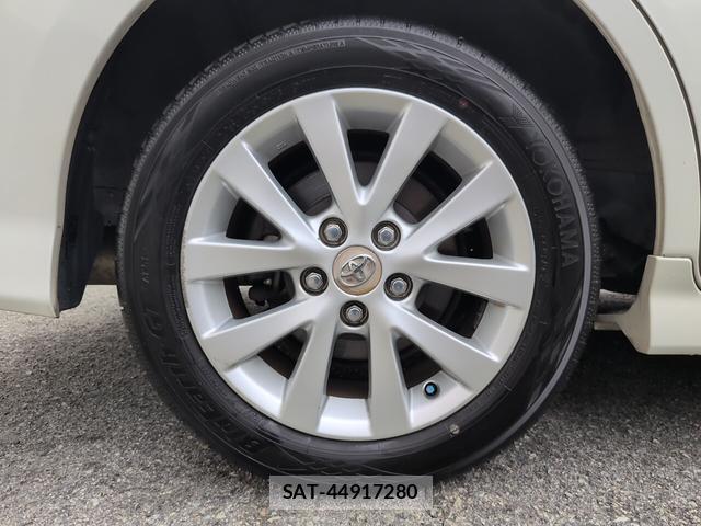 Toyota ISIS 2009-12 8872998-18
