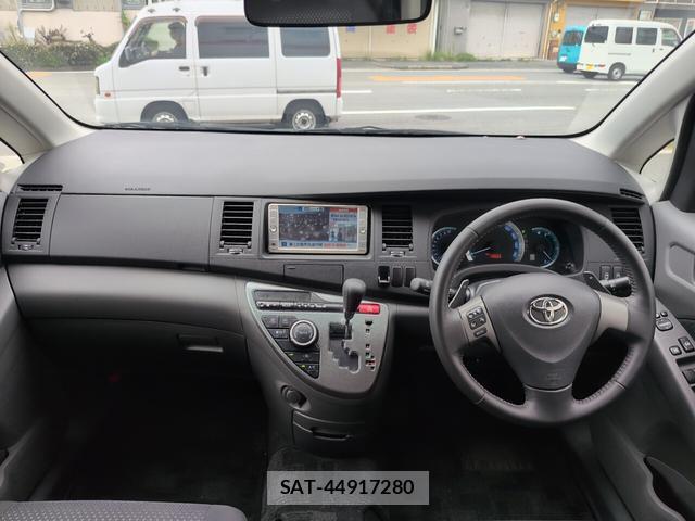Toyota ISIS 2009-12 8872998-2