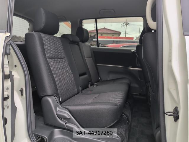 Toyota ISIS 2009-12 8872998-6