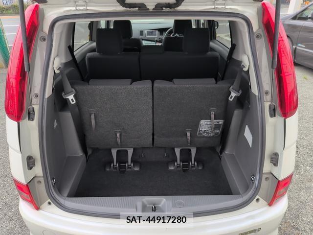 Toyota ISIS 2009-12 8872998-7