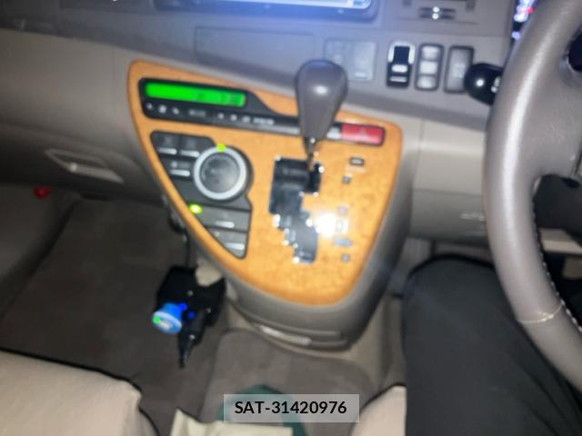 Toyota ISIS 2006-03 8873092-11