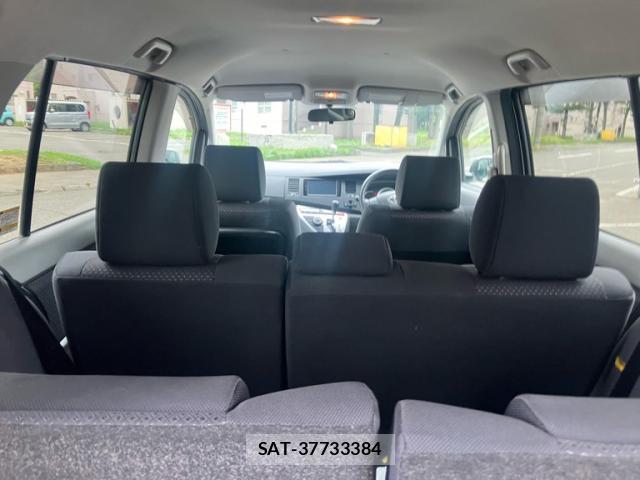 Toyota ISIS 2009-10 8873327-14