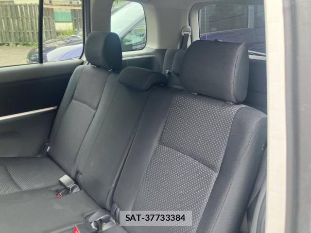 Toyota ISIS 2009-10 8873327-15