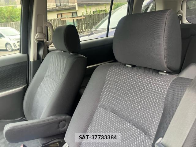 Toyota ISIS 2009-10 8873327-16