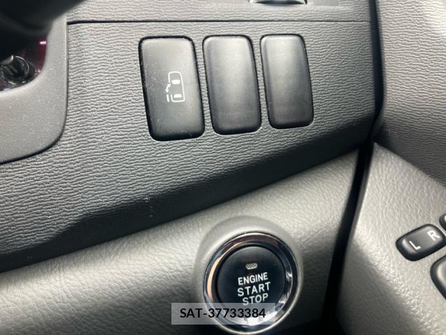 Toyota ISIS 2009-10 8873327-17