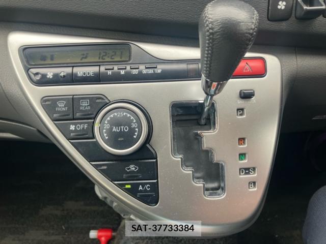 Toyota ISIS 2009-10 8873327-19