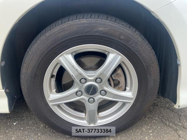 Toyota ISIS 2009-10 8873327-3