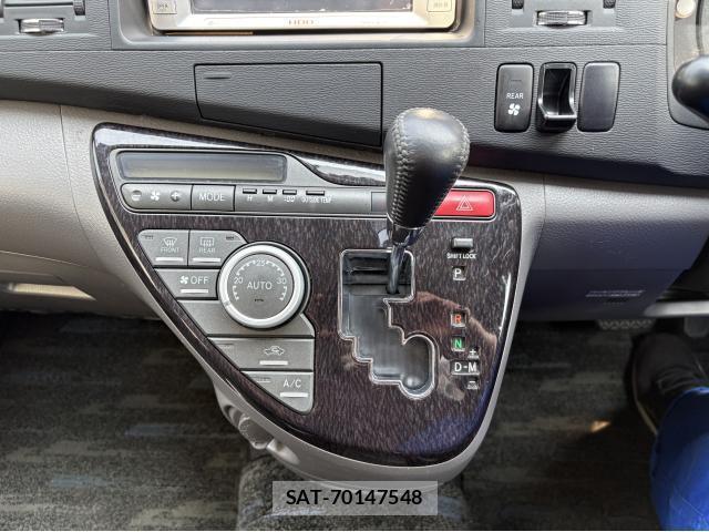 Toyota ISIS 2005-02 8875839-15