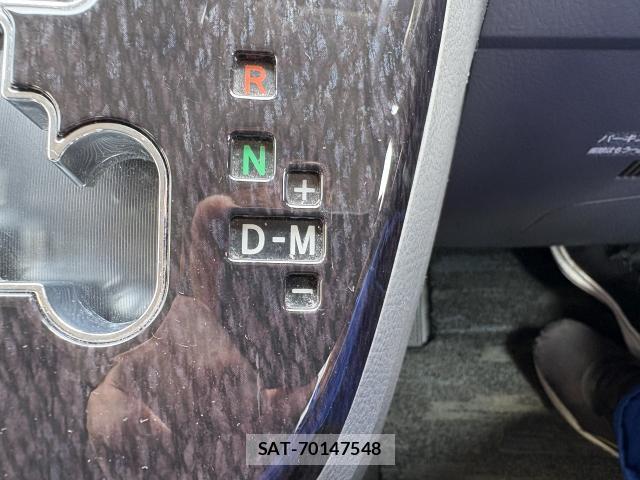 Toyota ISIS 2005-02 8875839-16