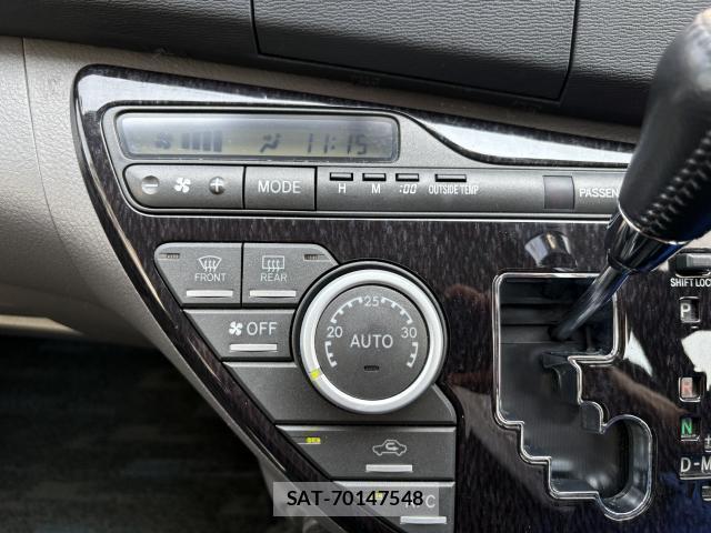 Toyota ISIS 2005-02 8875839-17