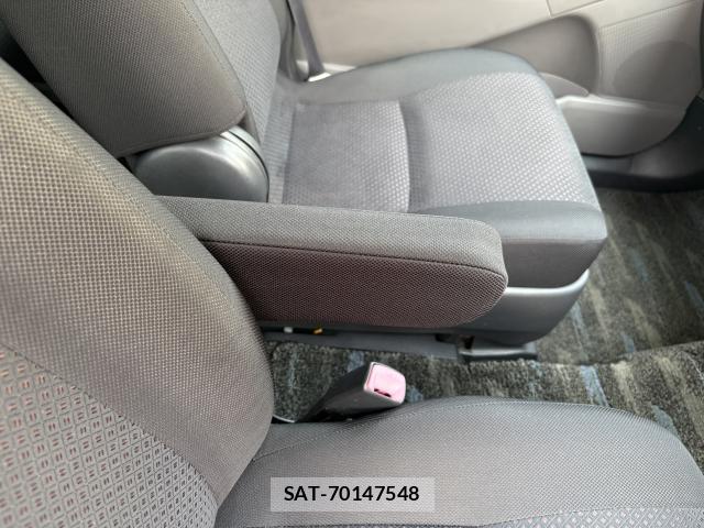 Toyota ISIS 2005-02 8875839-19